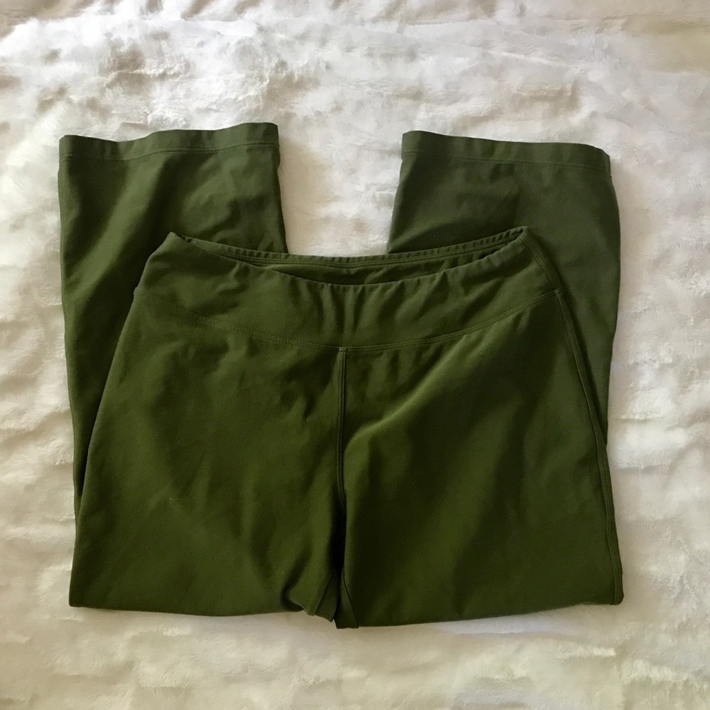Green Capri Nike Workout Yoga Pants